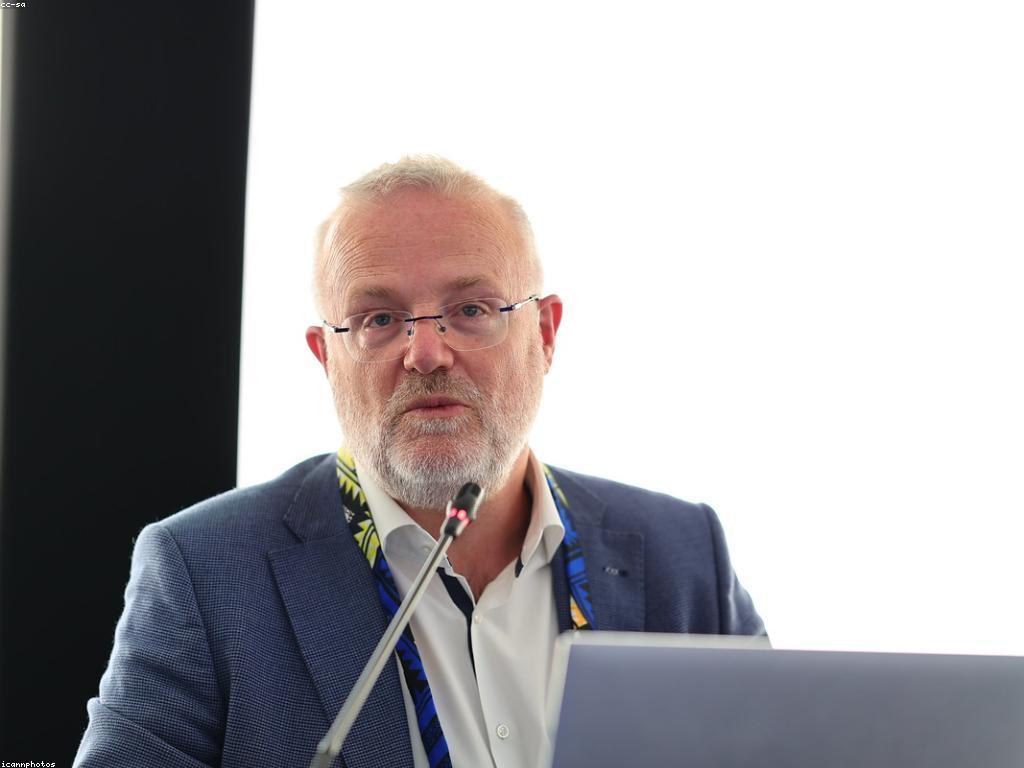 សារៈសំខាន់នៃក្លឹបនិងវេទិកា